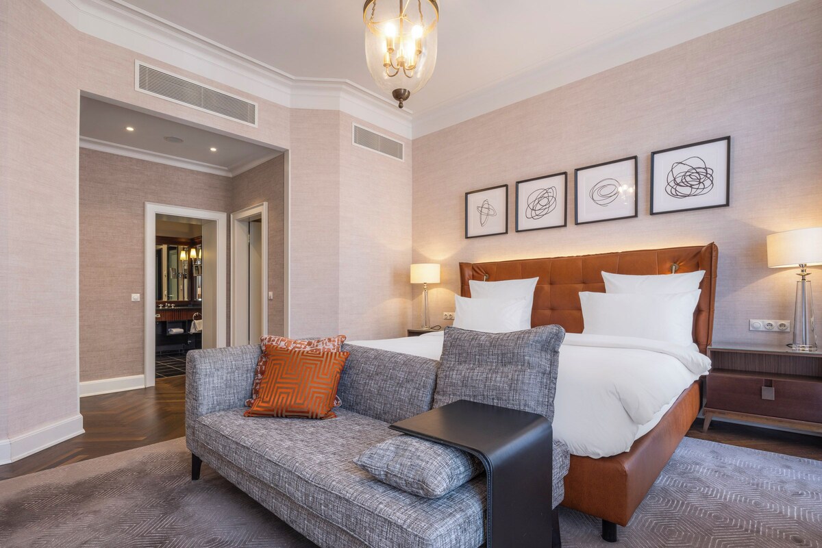 Deluxe Suite | Hypo-allergenic bedding available, minibar, in-room safe, desk