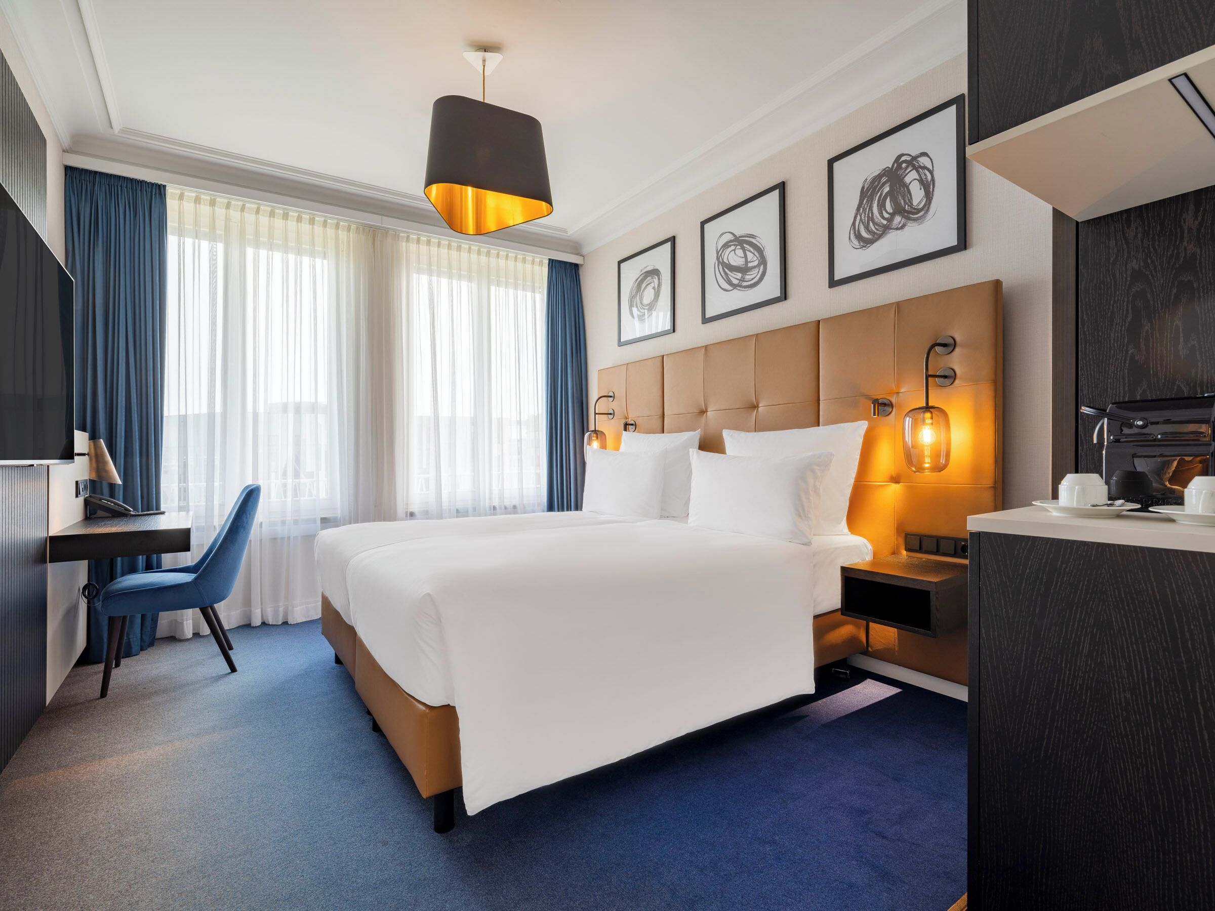 Business Double Room | Hypo-allergenic bedding available, minibar, in-room safe, desk