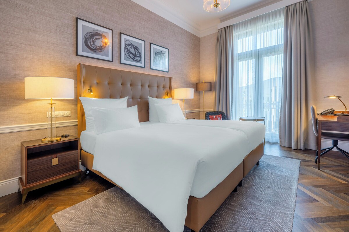 Deluxe Double Room | Hypo-allergenic bedding available, minibar, in-room safe, desk