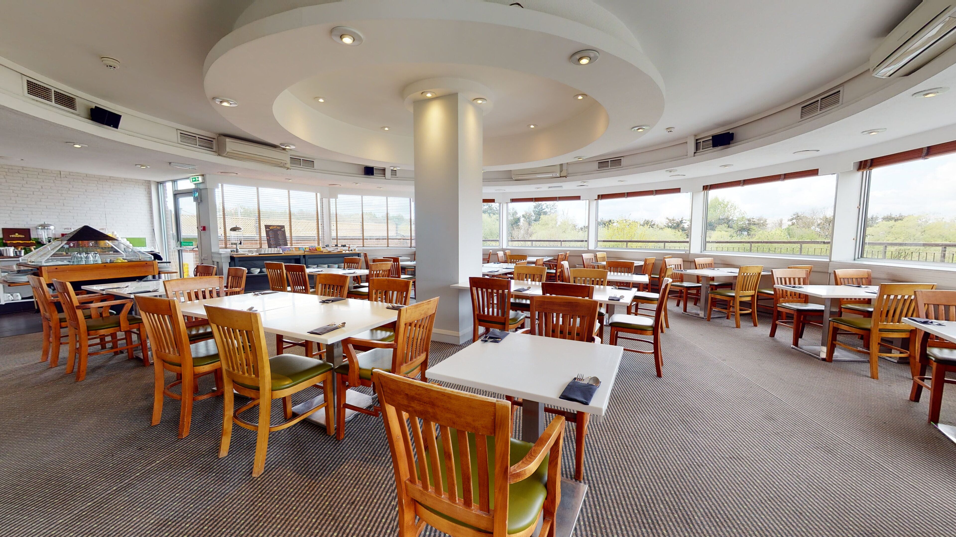 Se ofrece un desayuno completo (16.95 GBP por persona)