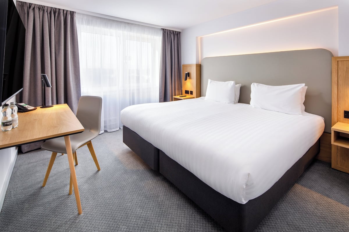 Standard Room, 1 King Bed | In-room safe, desk, laptop workspace, iron/ironing board