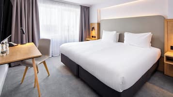 Standard Room, 1 King Bed | In-room safe, desk, laptop workspace, iron/ironing board