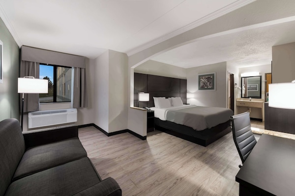 Standard Room, 1 King Bed, Non Smoking (Upgraded Room) | Premium bedding, in-room safe, desk, iron/ironing board