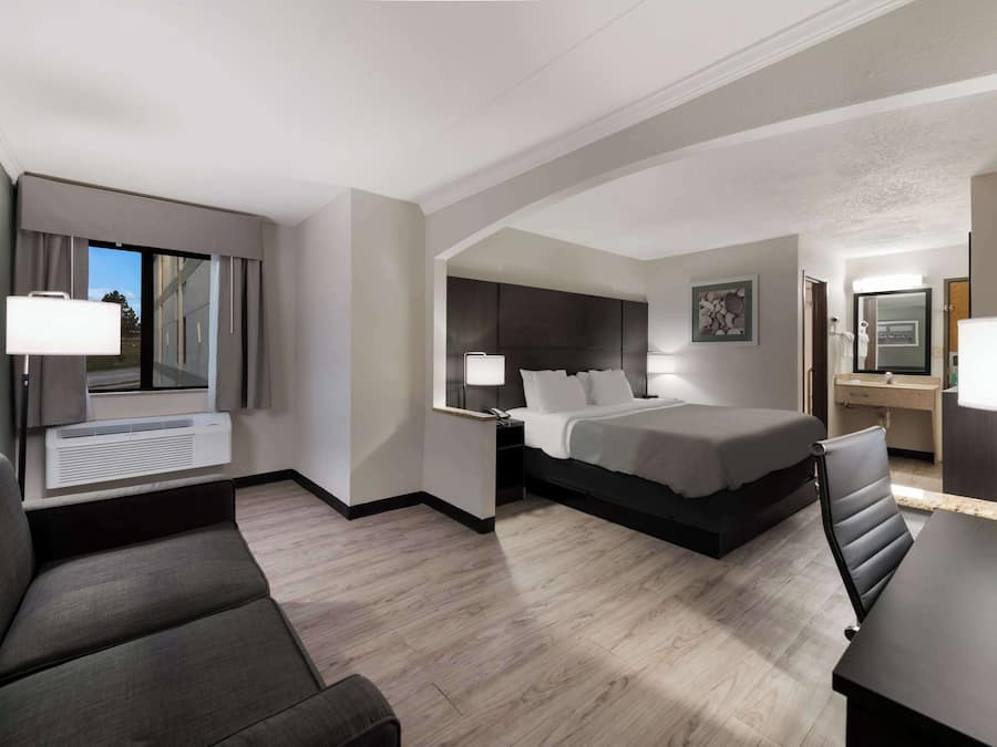 Quarto standard, 1 cama King, para não fumantes (Upgraded Room) | Roupas de cama premium, cofres nos quartos, escrivaninha