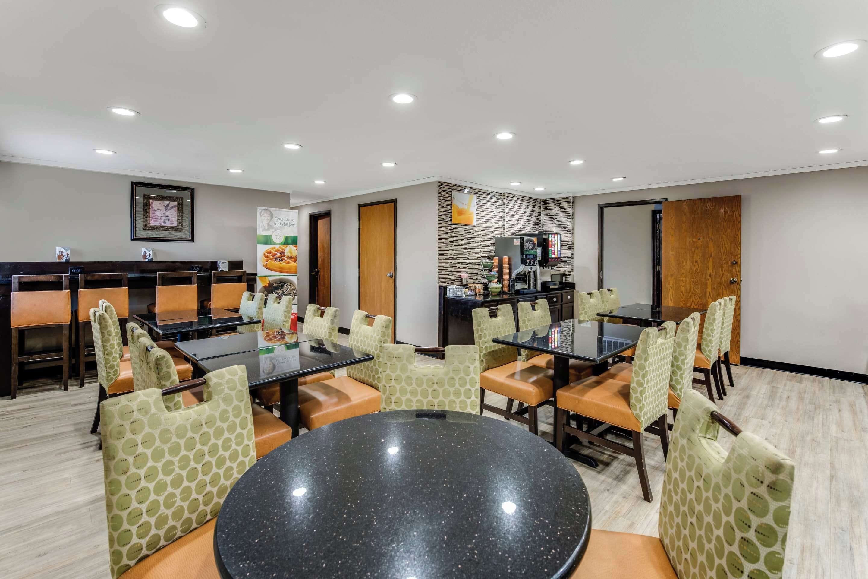 朝食 (ビュッフェ)、毎日提供 (無料)