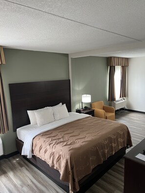 Premium bedding, in-room safe, desk, iron/ironing board - Quality Inn Merriam Kansas City (Mission)