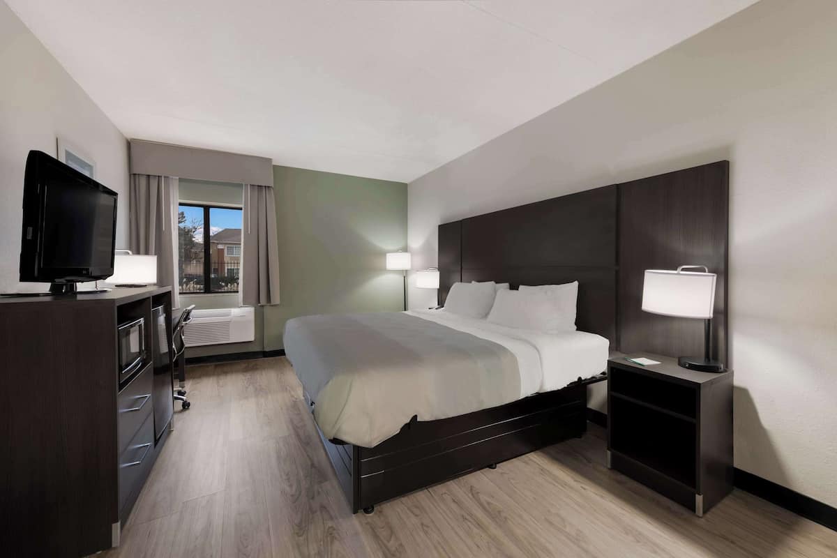 Standard Room, 1 King Bed, Non Smoking | Premium bedding, in-room safe, desk, iron/ironing board
