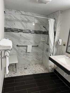 Premium bedding, in-room safe, desk, iron/ironing board - Quality Inn Merriam Kansas City (Mission)