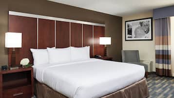 Habitación, 1 cama de matrimonio grande (Roll-In Shower, Mobility & Hearing) | Caja fuerte, cortinas opacas, cunas (de pago) y wifi gratis