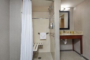 Een bad/douchecombinatie, gratis toiletartikelen, handdoeken