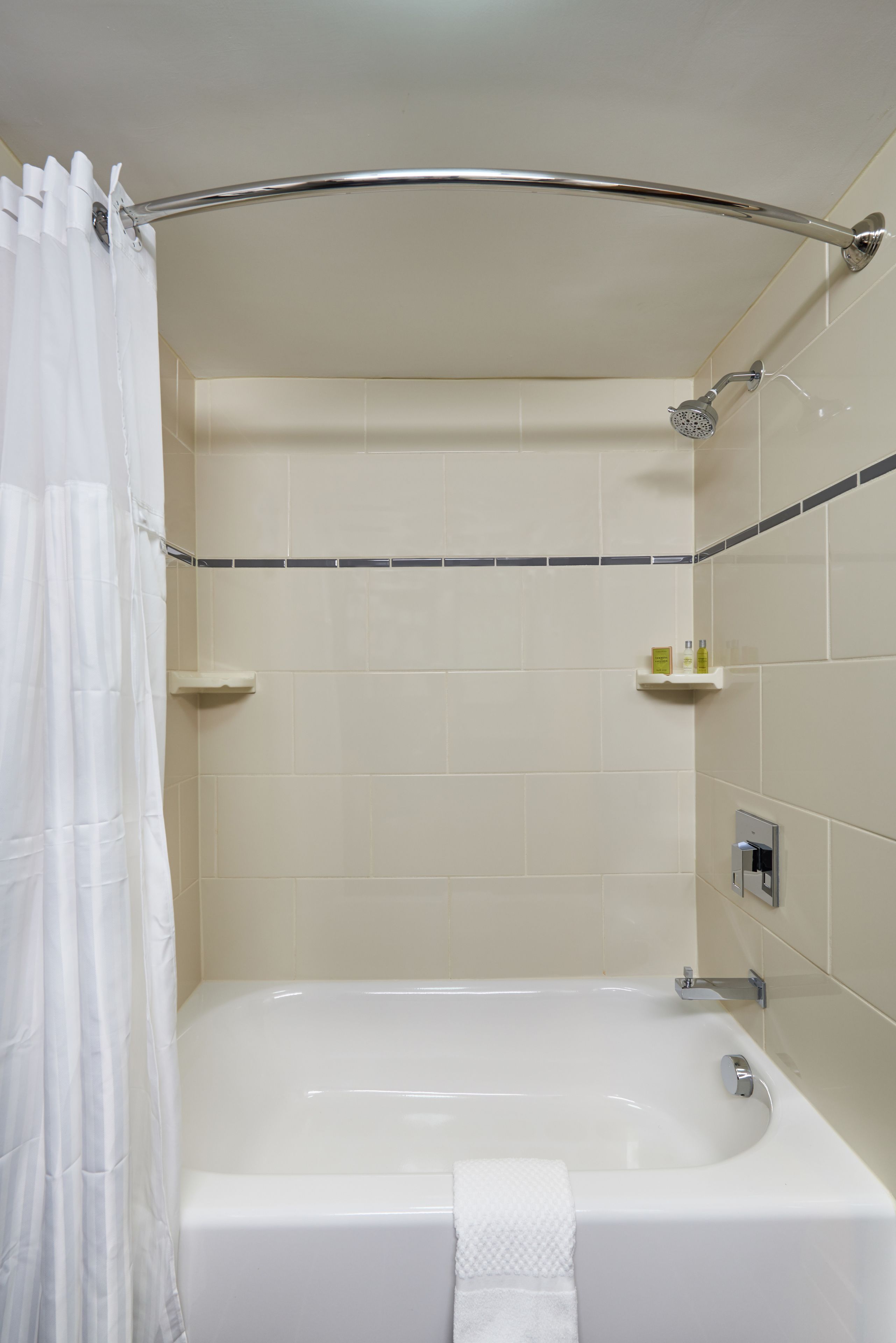 combined shower/bathtub, free toiletries, towels