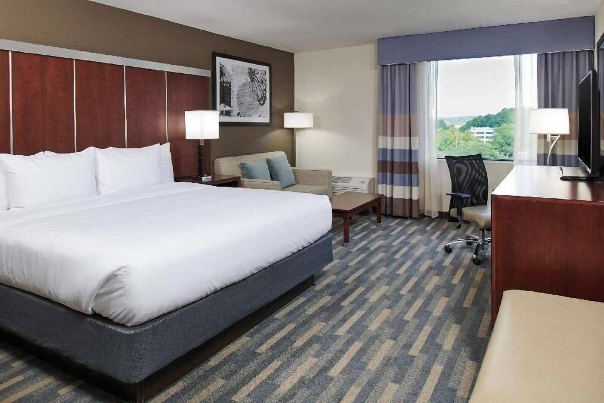 In-room safe, blackout drapes, cribs (surcharge), WiFi (free)