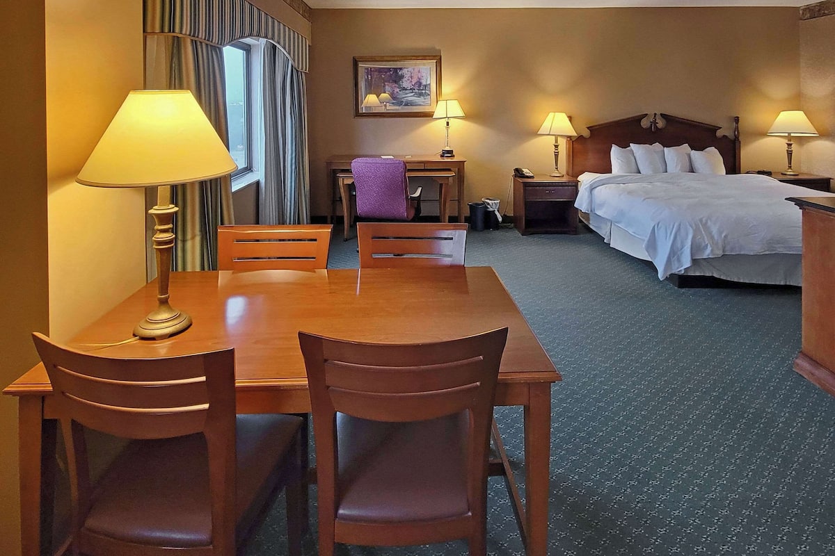 Premium bedding, desk, iron/ironing board, free WiFi