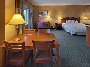 Premium bedding, desk, laptop workspace, iron/ironing board - Radisson Hotel Cedar Rapids (Cedar Rapids)