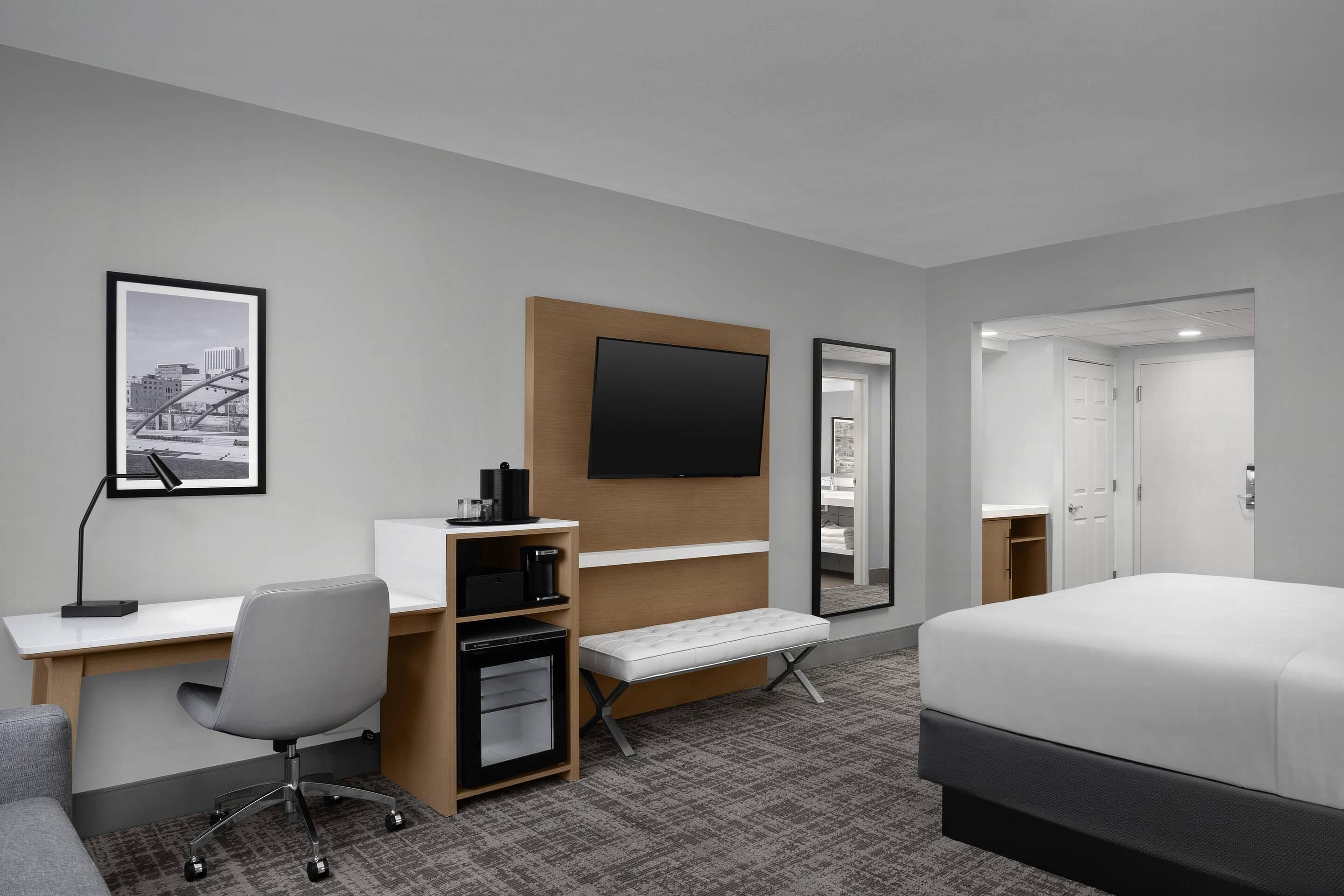 Room, 1 King Bed | Premium bedding, desk, laptop workspace, iron/ironing board
