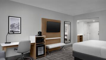 Room, 1 King Bed | Premium bedding, desk, laptop workspace, iron/ironing board