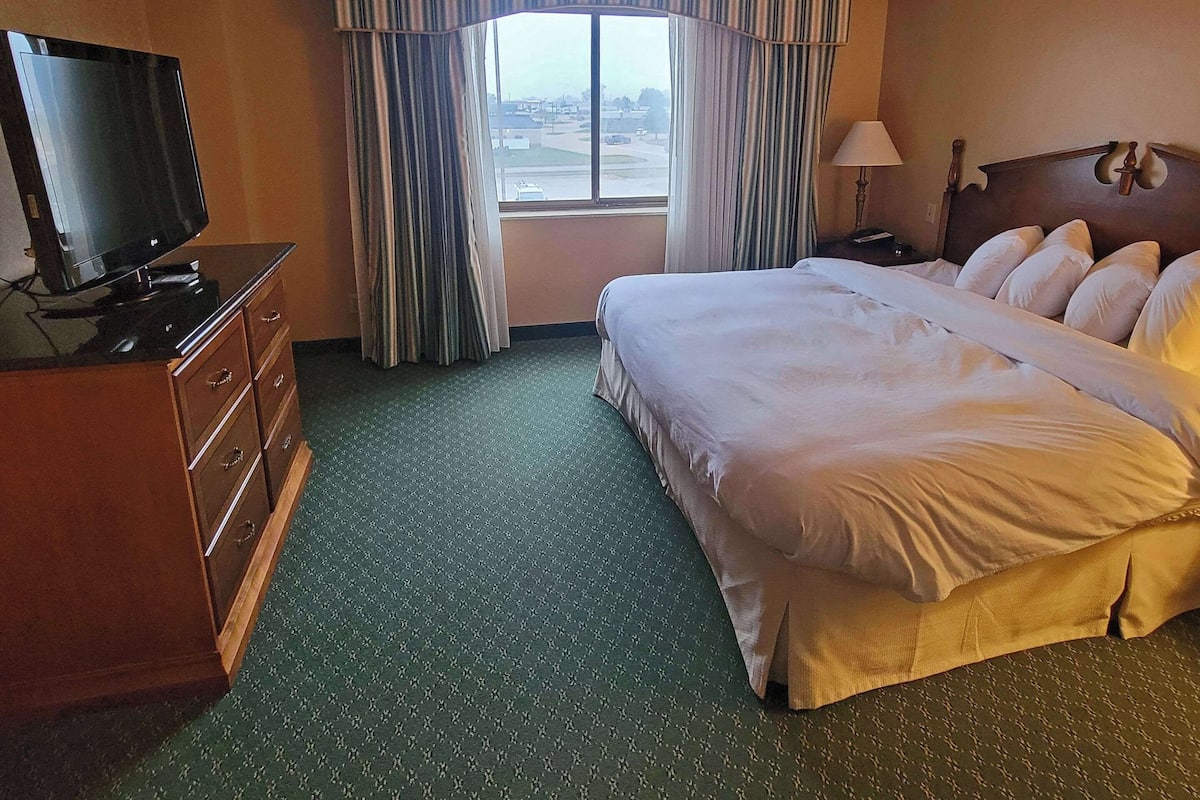 Premium bedding, desk, iron/ironing board, free WiFi