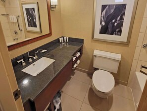 Combined shower/tub, free toiletries, hair dryer, towels - Radisson Hotel Cedar Rapids (Cedar Rapids)