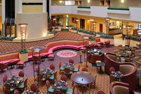 Lobby. Radisson Hotel Cedar Rapids