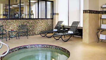 Una piscina cubierta