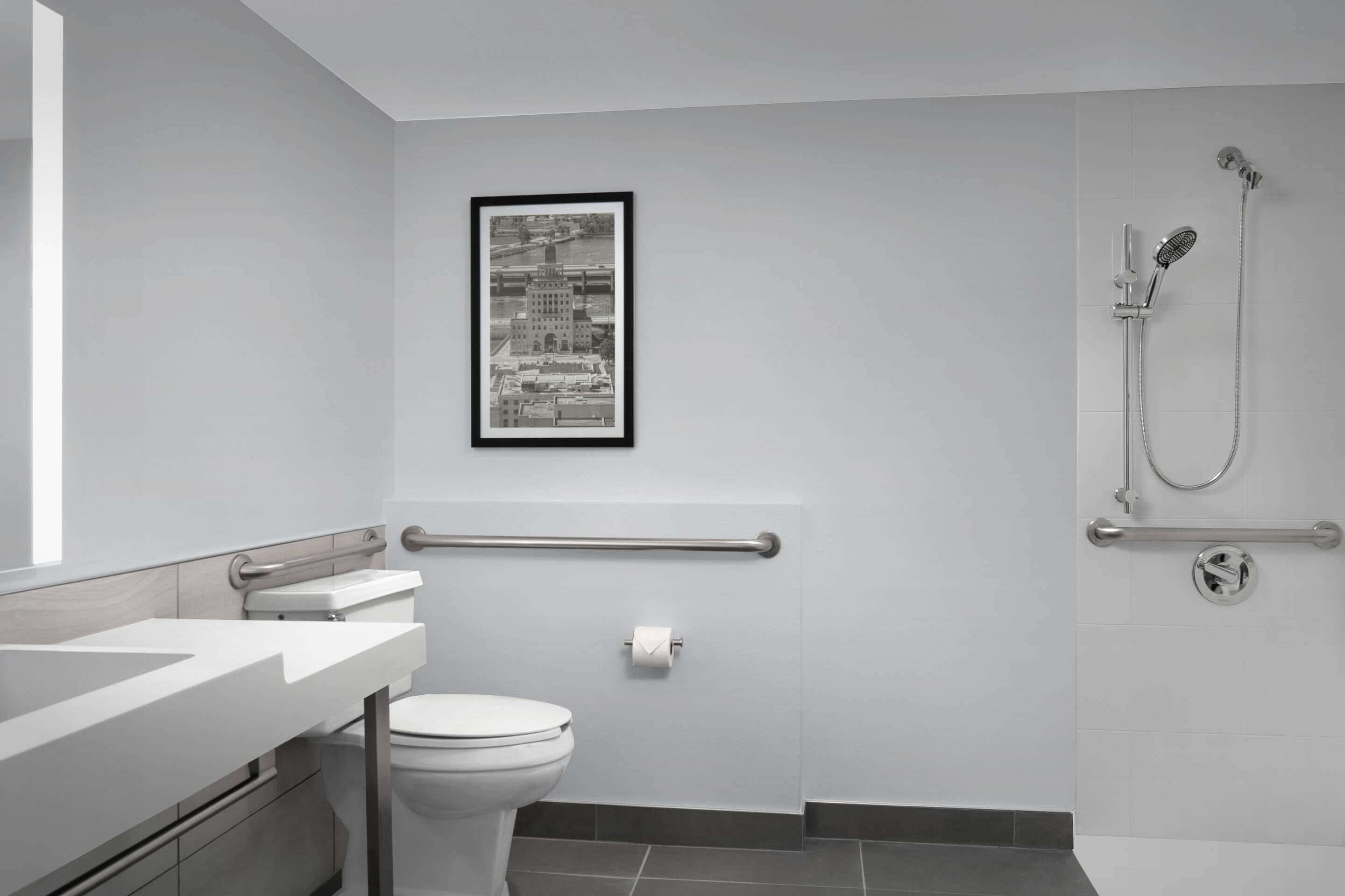 Une salle de bain moderne équipée de toilettes, d’un lavabo et d’une douche.