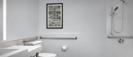 Une salle de bain moderne équipée de toilettes, d’un lavabo et d’une douche.