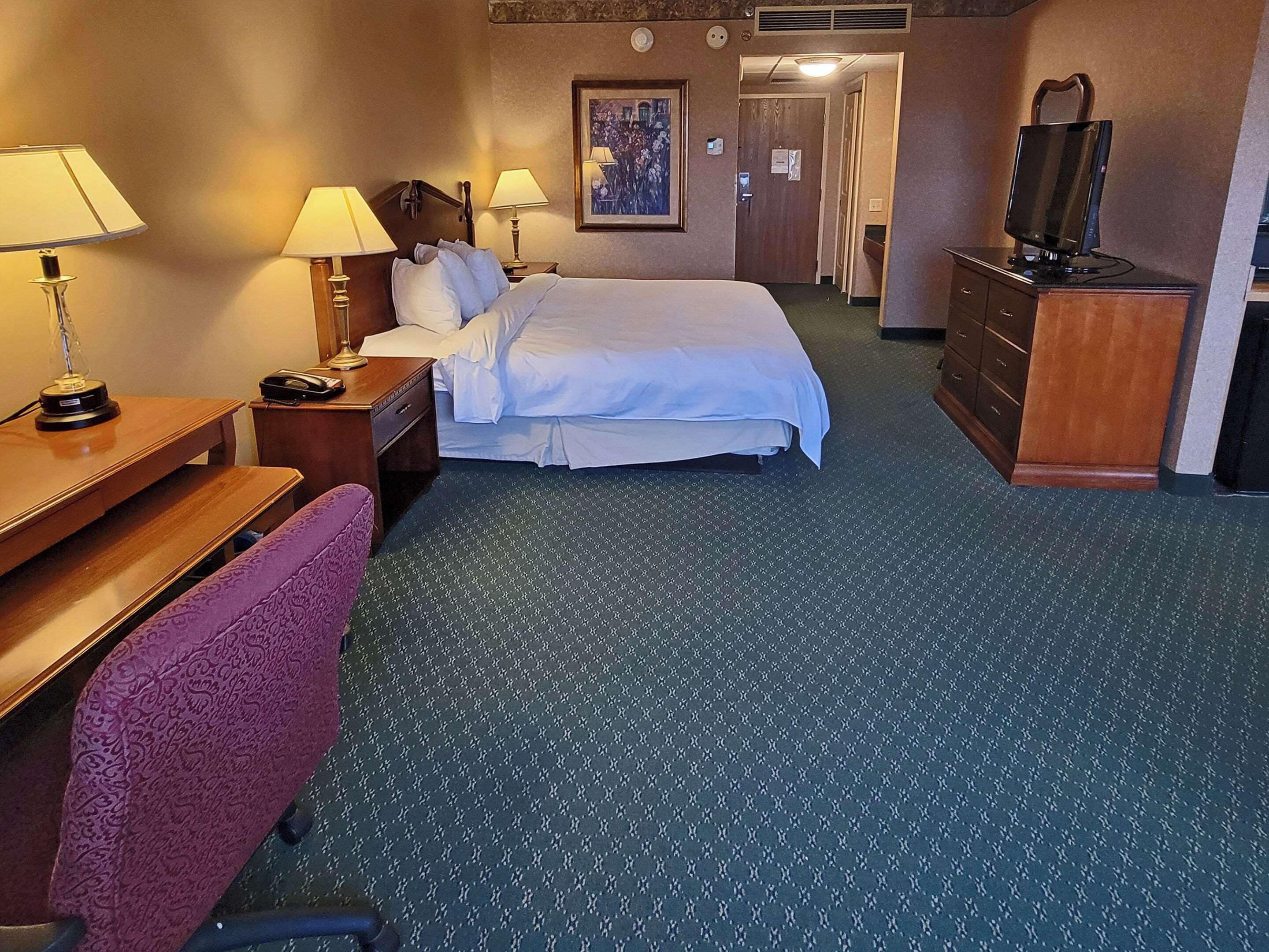 suite, 1 king bed, non smoking | premium bedding, desk, iron/ironing board, free wifi