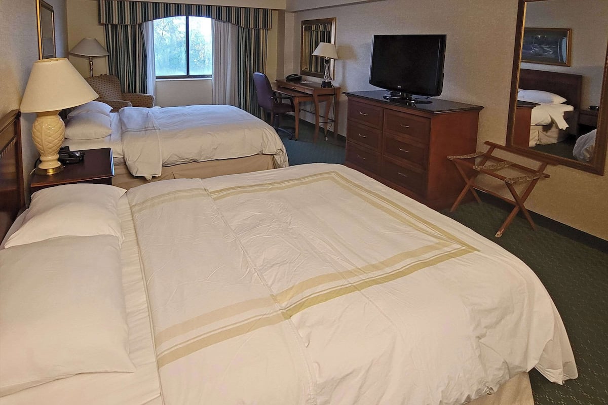 Premium bedding, desk, iron/ironing board, free WiFi