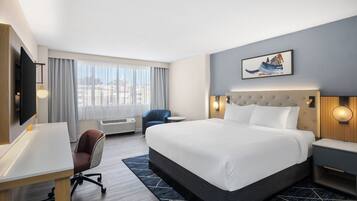 Ropa de cama de alta calidad y caja de seguridad en la habitación