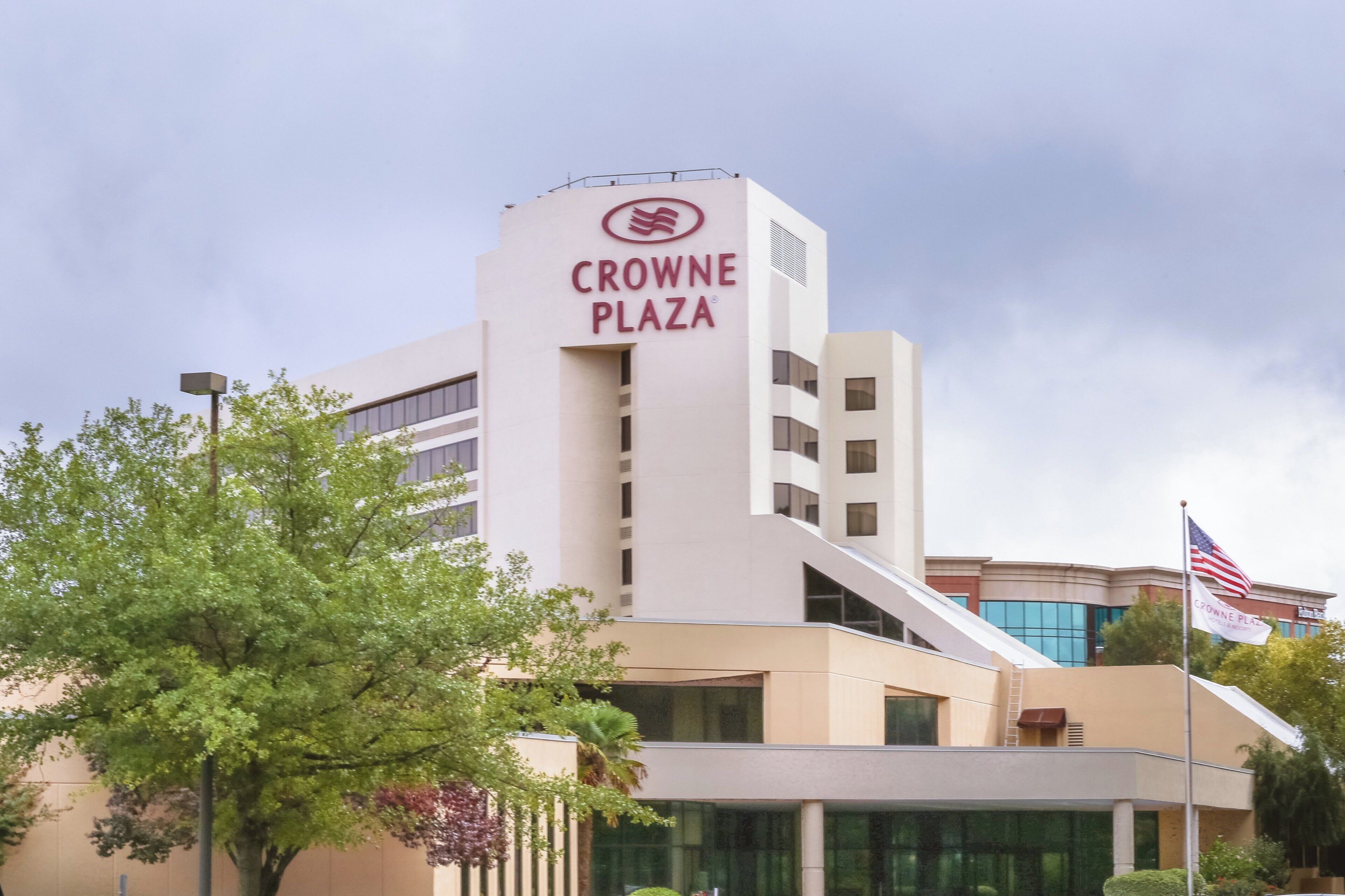 Un immeuble sur lequel on peut lire l’inscription « CROWNE PLAZA ».