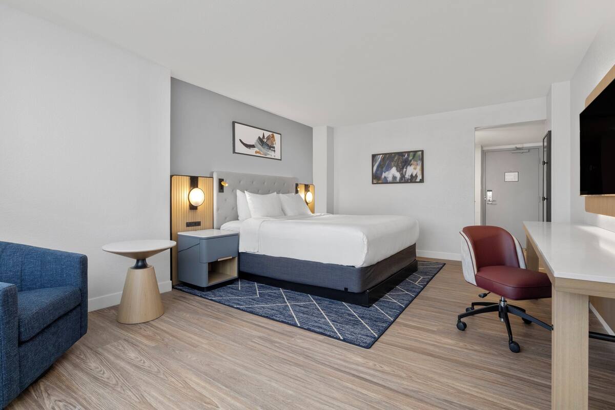 Premium bedding, in-room safe, desk, blackout drapes