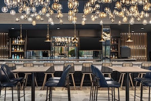 Frokost og middag serveres