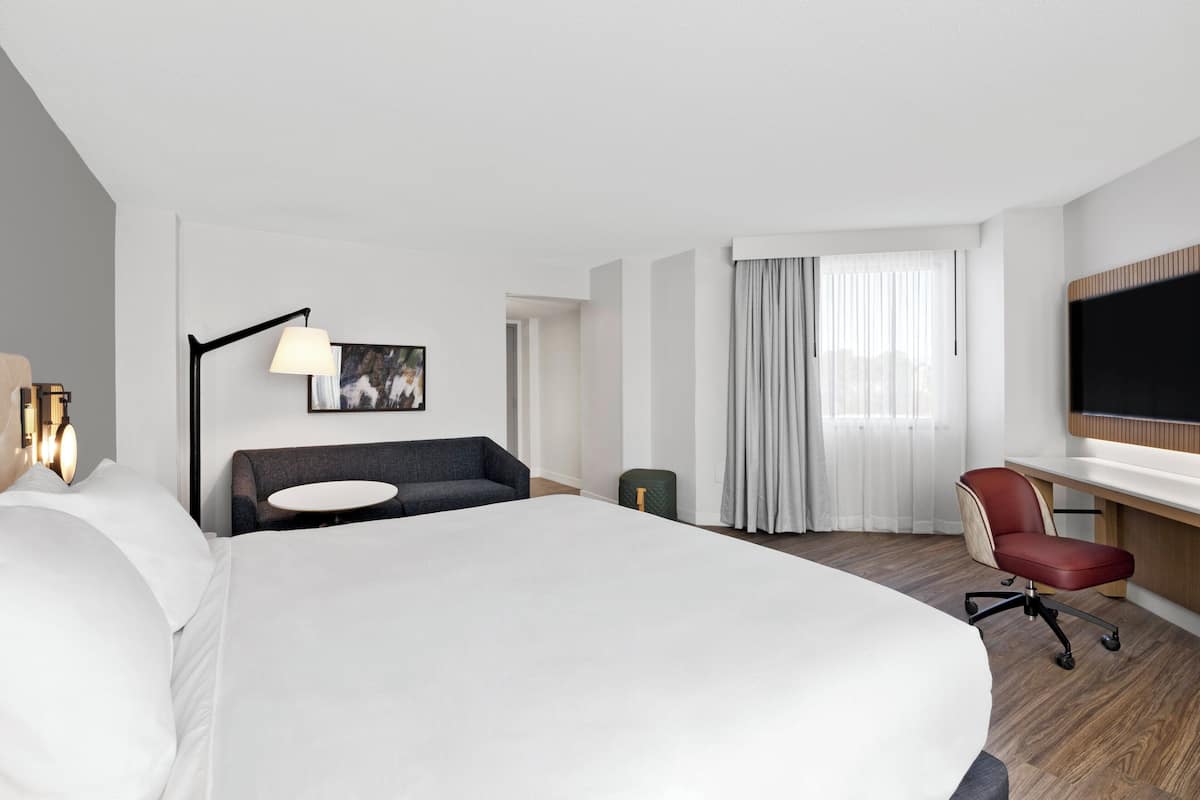 Premium bedding, in-room safe, desk, blackout drapes