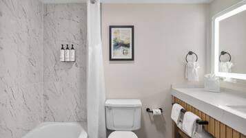 Combined shower/tub, free toiletries, hair dryer, towels