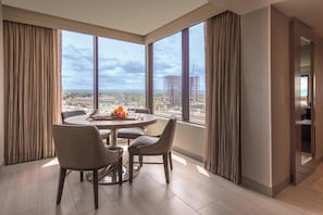 Premium bedding, in-room safe, individually decorated - Denver Marriott Tech Center (Denver)