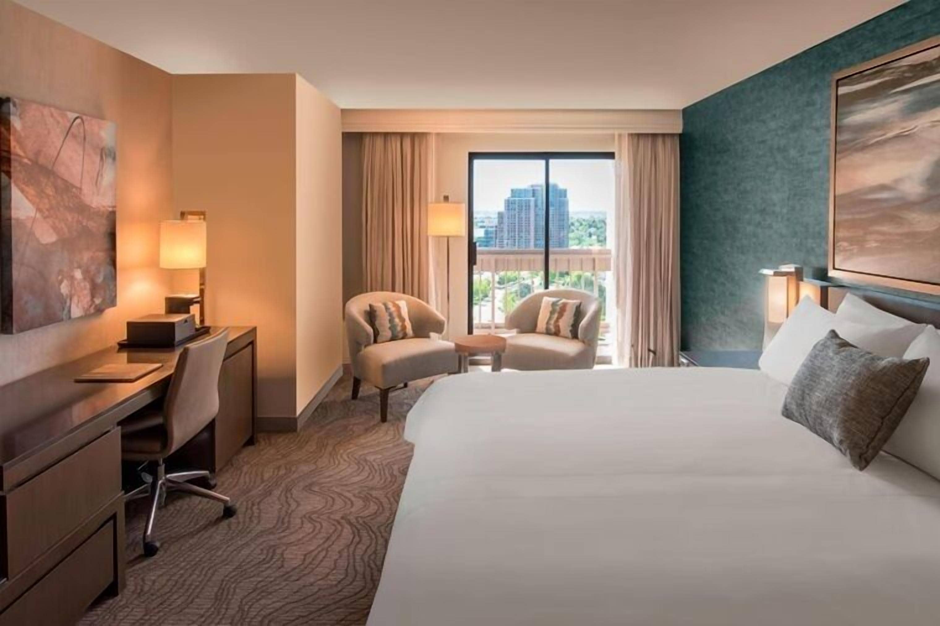 أغطية فراش متميزة وخزنة داخل الغرفة وبديكورات فريدة لكل غرفة