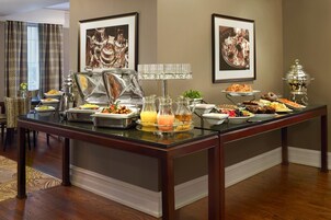 Se ofrece un desayuno completo (35 CAD por persona)