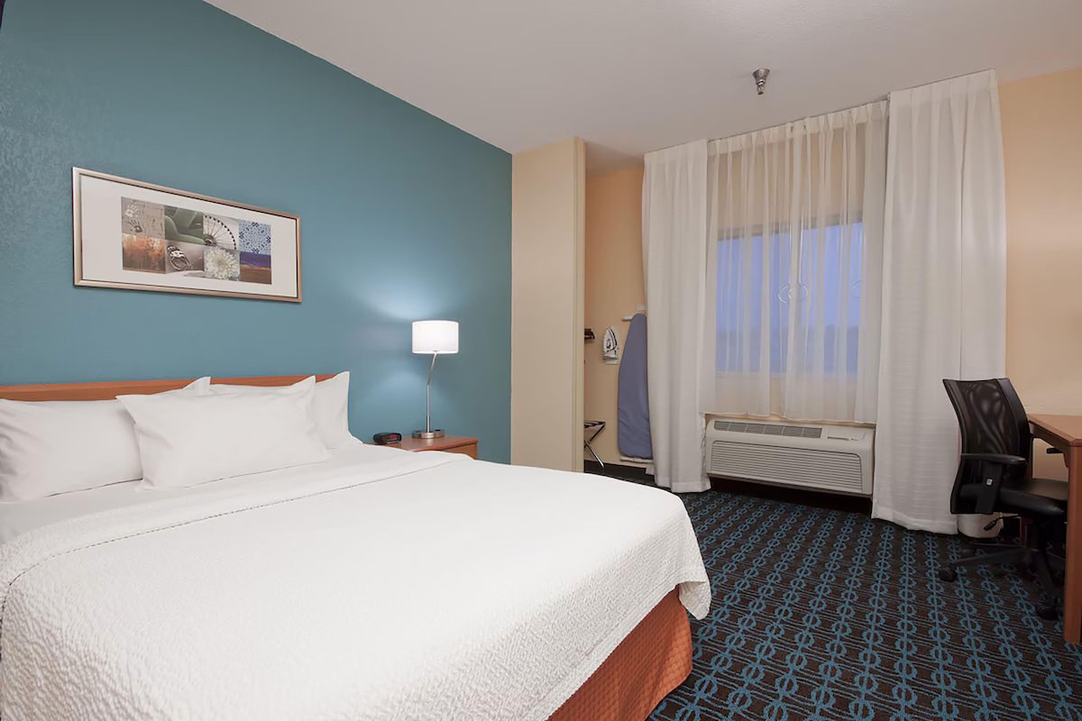 Room, 1 King Bed, Non Smoking | Premium bedding, in-room safe, desk, laptop workspace