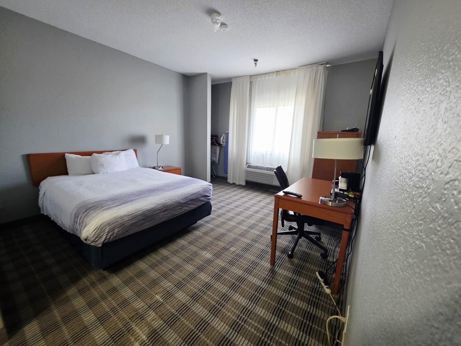 Room, 1 Queen Bed, Accessible, Non Smoking (Mobility, Bathtub W/grab Bars) | Premium bedding, in-room safe, individually furnished, desk