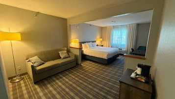 Suite, 1 kingsize bed, niet-roken | Luxe beddengoed, een kluis op de kamer, individueel gemeubileerd
