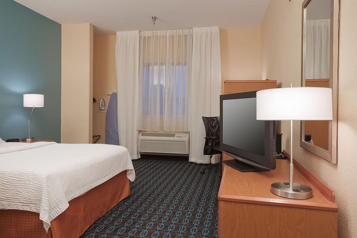 Premium bedding, in-room safe, desk, laptop workspace