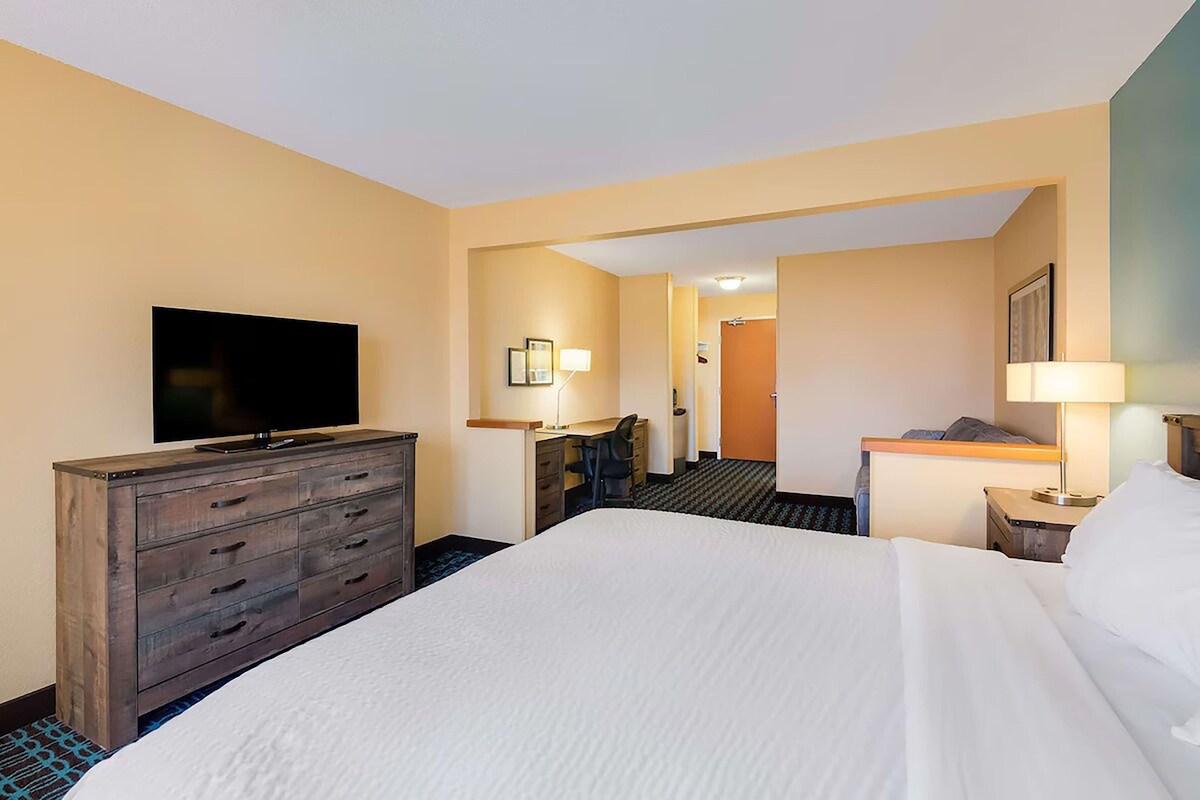 Suite, 1 King Bed, Non Smoking | Premium bedding, in-room safe, desk, laptop workspace