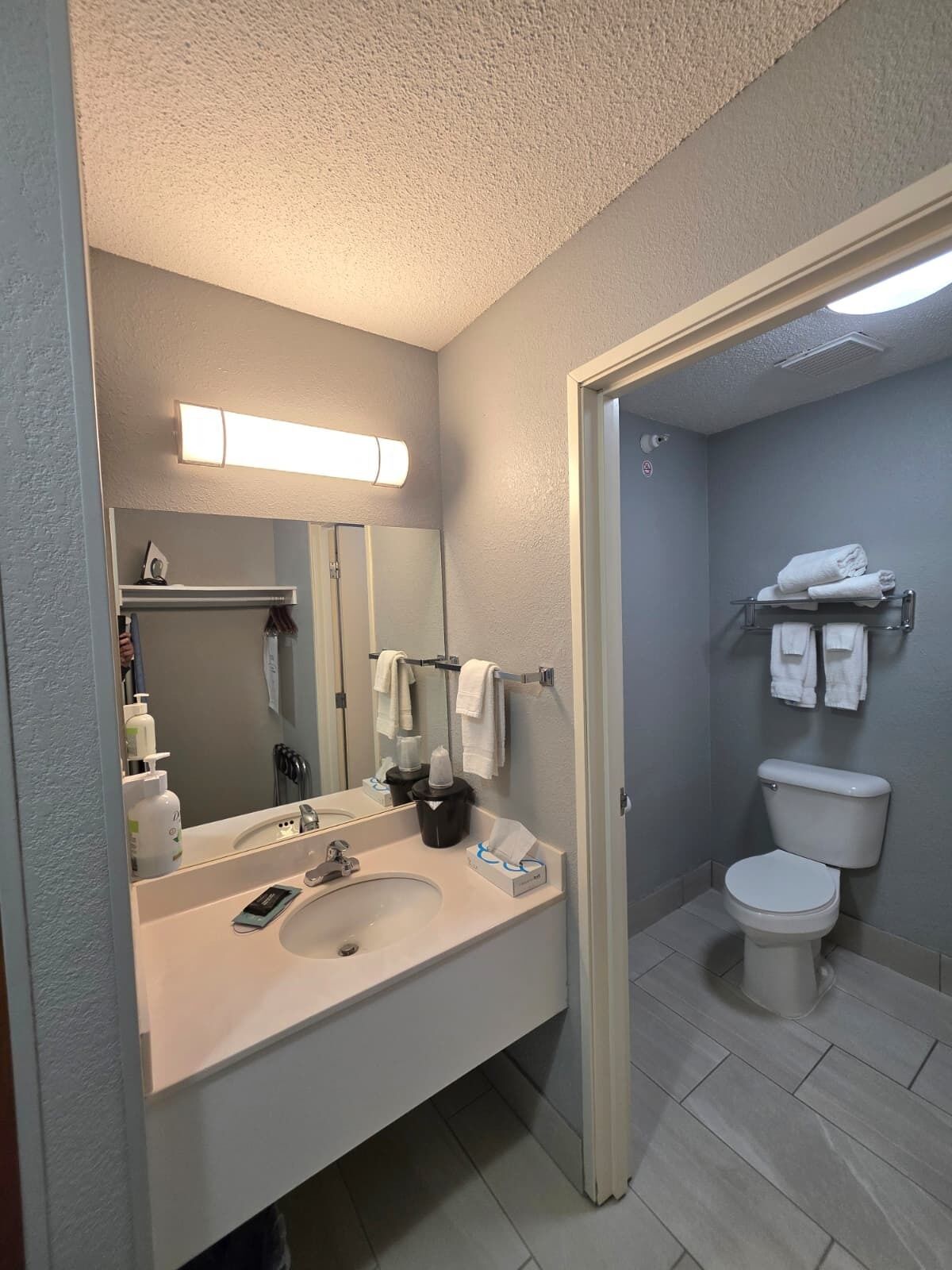 Combined shower/tub, free toiletries, hair dryer, towels