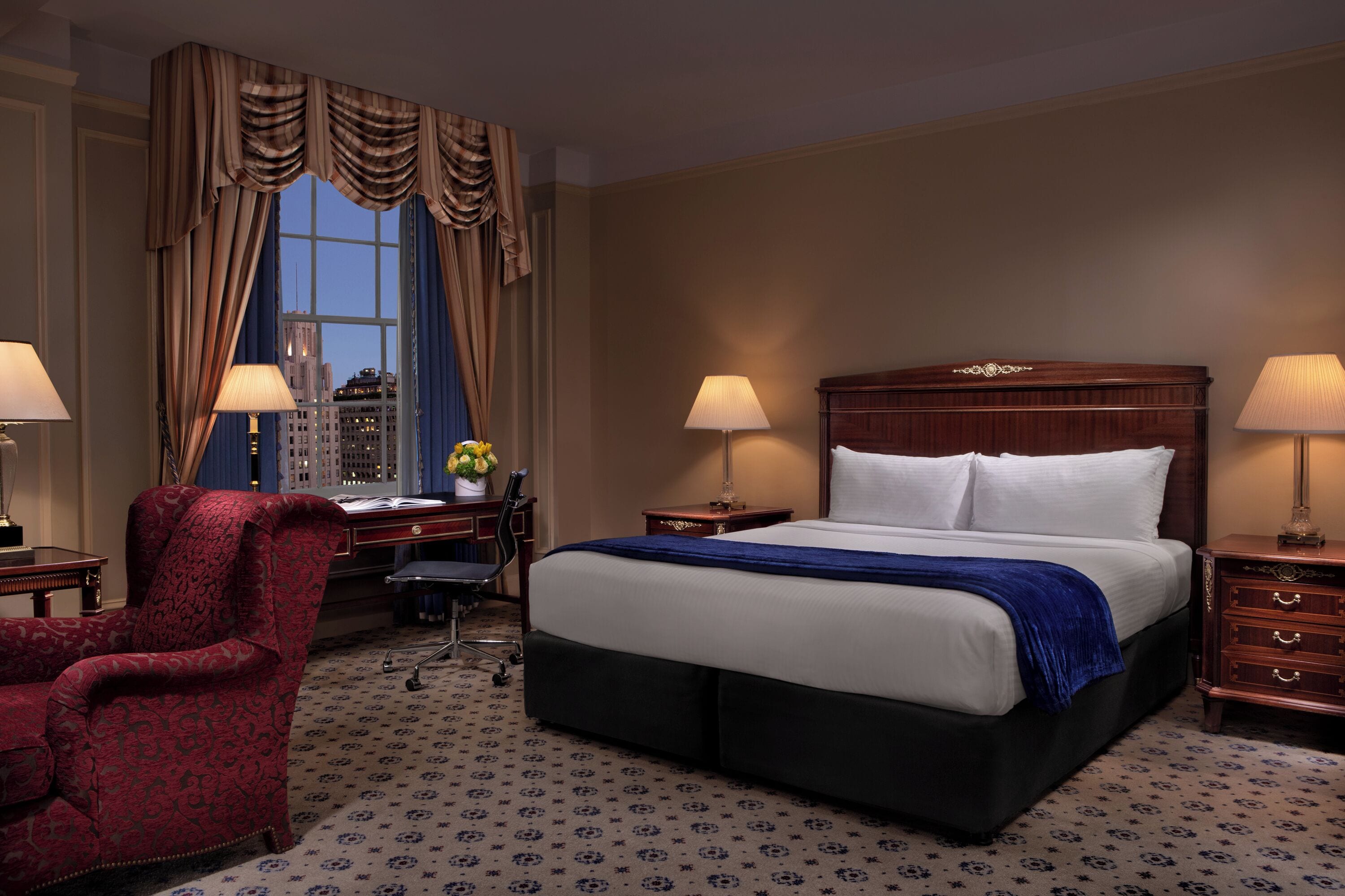 Club-Zimmer, 1 King-Bett | Allergikerbettwaren, Daunenbettdecken, Zimmersafe, Schreibtisch