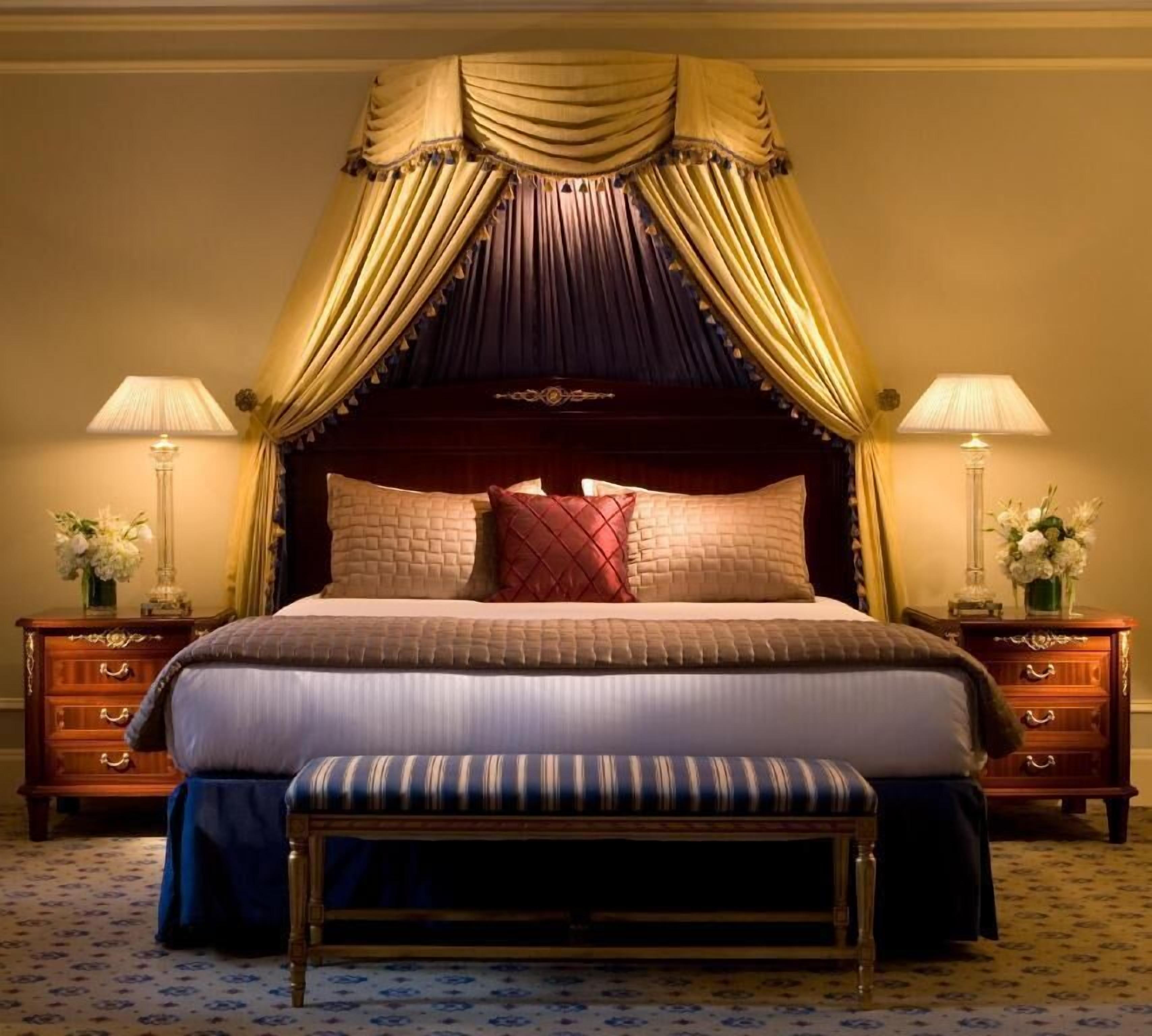 Hypo-allergenic bedding, down duvets, in-room safe, desk