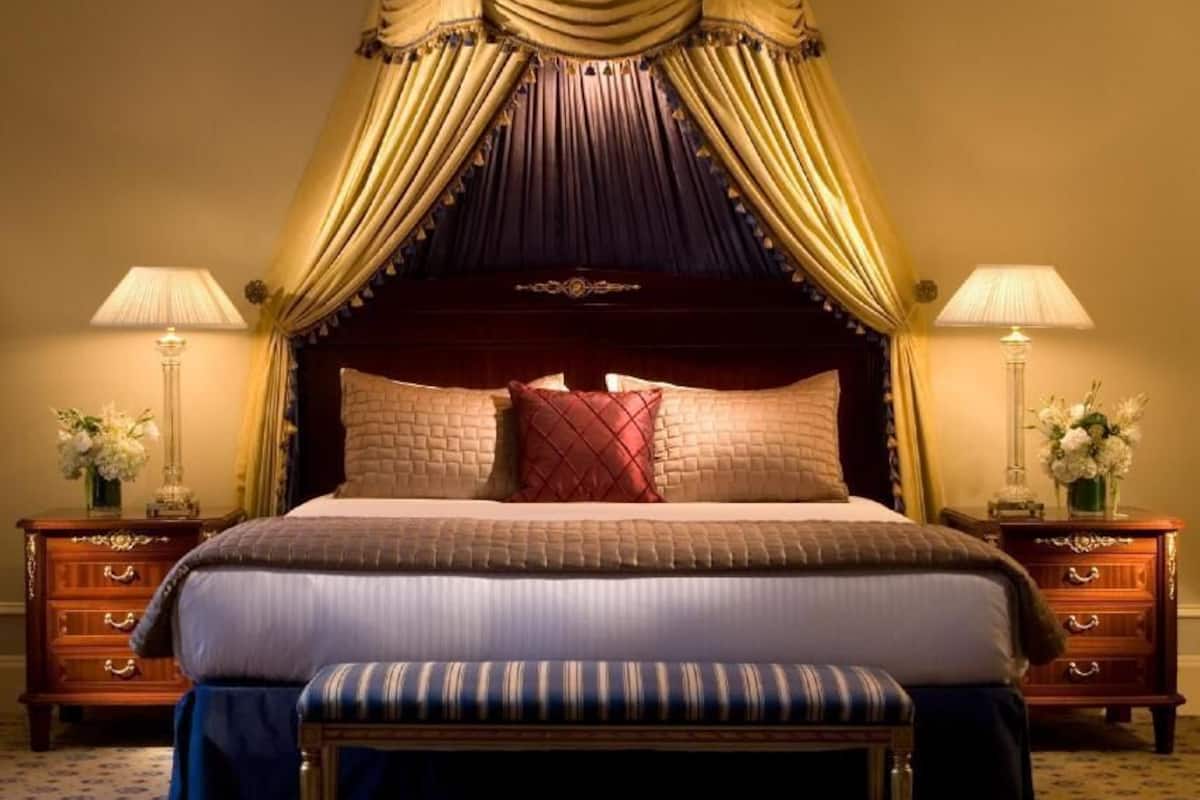 Hypo-allergenic bedding, down comforters, in-room safe, desk