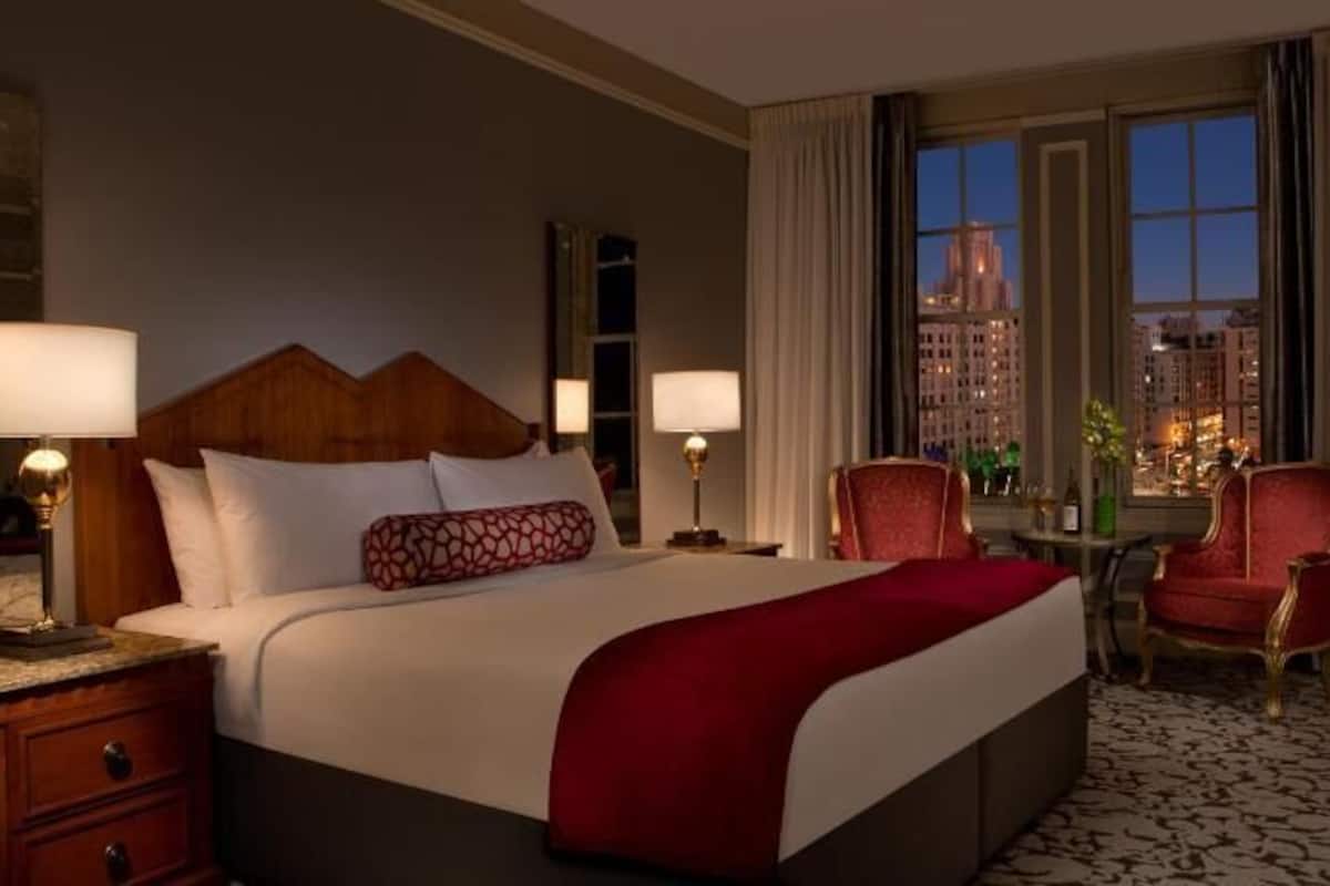 Hypo-allergenic bedding, down comforters, in-room safe, desk