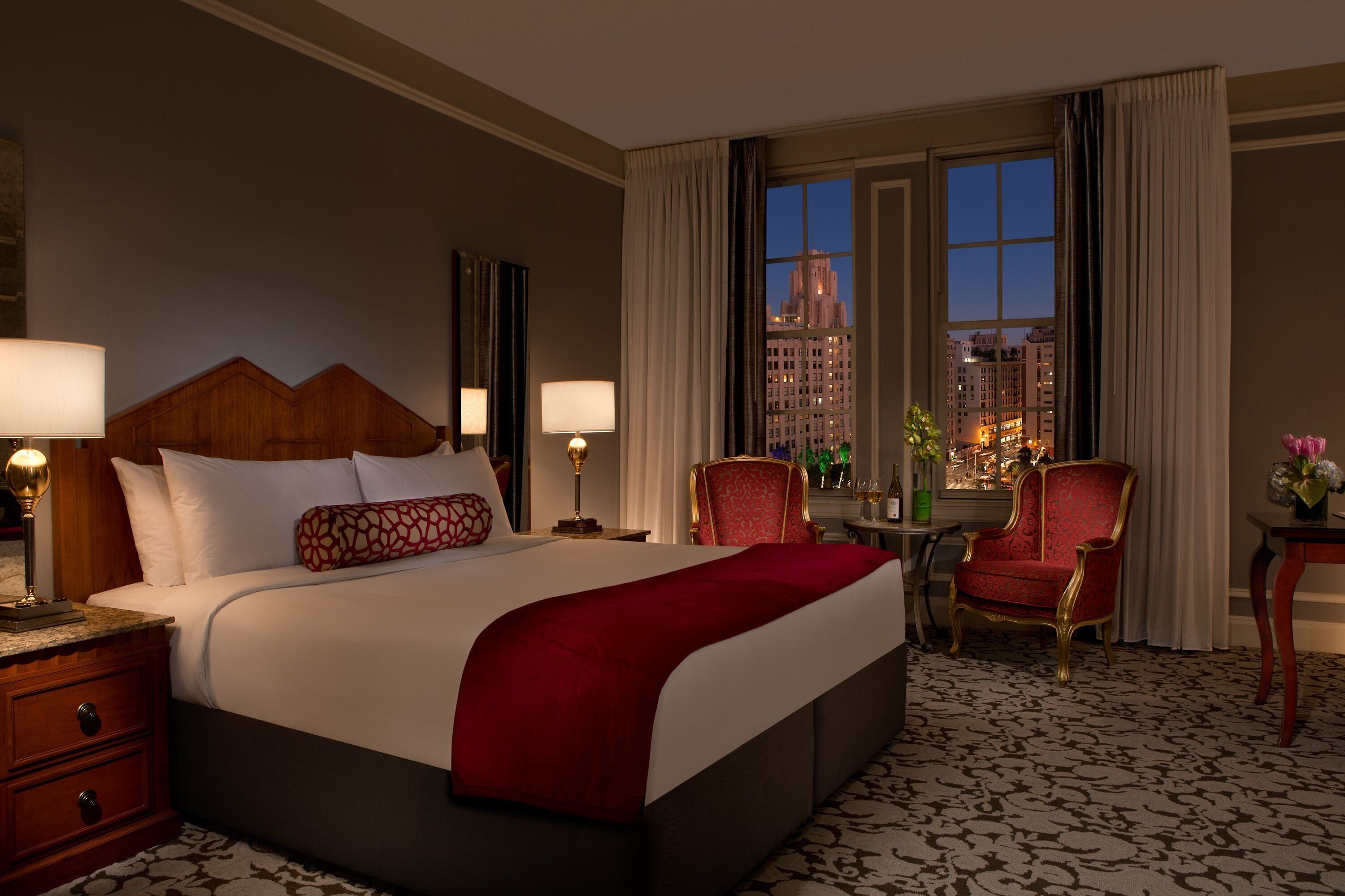 Executive Room, 1 King Bed | Hypo-allergenic bedding, down comforters, in-room safe, desk