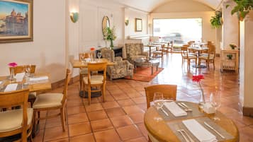 4 restaurants, breakfast served