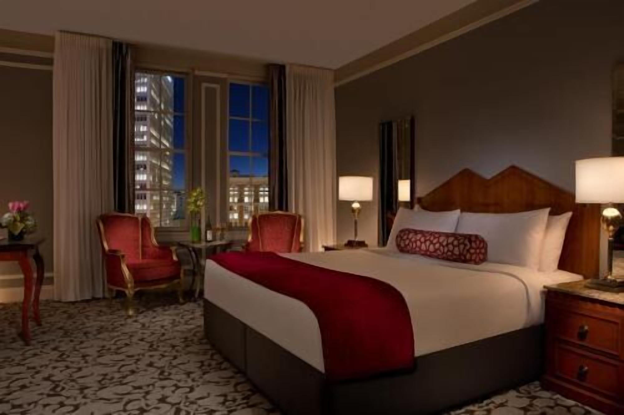 Hypo-allergenic bedding, down duvets, in-room safe, desk